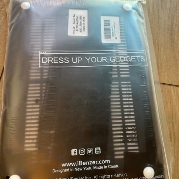 NWT Ibenzer Soft Skin Macbook Pro Case 13" Black NEVER OPENED - Picture 2 of 6